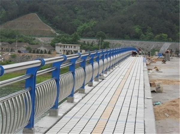 营口不锈钢桥梁护栏的特性及其在现代建筑中的应用
